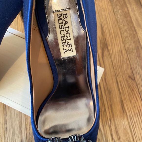 Badgley Mischka Navy satin open-toe heels - Picture 13 of 13